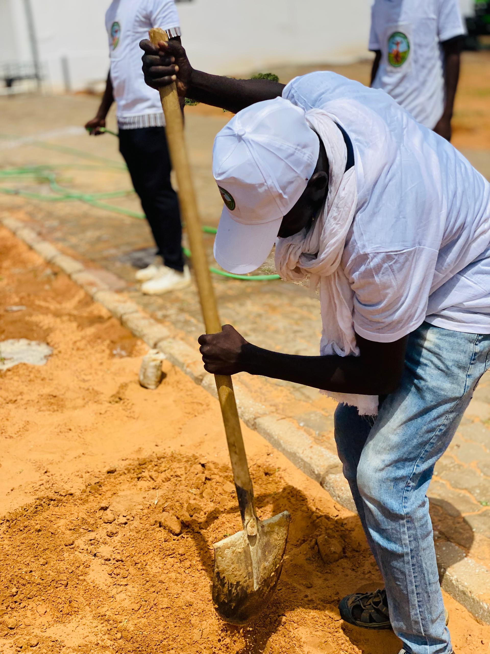 <p>
Cette cérémonie de reboisement a été réalisée le 15 Août 2025 sous la supervision de Monsieur Sidi Md Jedne, Chef d'Arrondissement de Dar El Barka assisté de Monsieur Abeid Id Md Abd, Maire de la Commune de Dar El Barka,du Commissaire de Police,du Commandant de Brigade de la Gendarmerie et du Chef de Centre Technique d'élevage de E.Cham.</p>