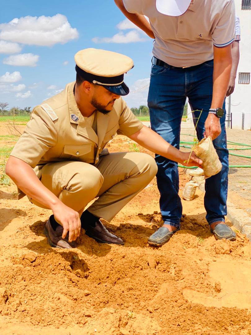 <p>
Cette cérémonie de reboisement a été réalisée le 15 Août 2025 sous la supervision de Monsieur Sidi Md Jedne, Chef d'Arrondissement de Dar El Barka assisté de Monsieur Abeid Id Md Abd, Maire de la Commune de Dar El Barka,du Commissaire de Police,du Commandant de Brigade de la Gendarmerie et du Chef de Centre Technique d'élevage de E.Cham.</p>