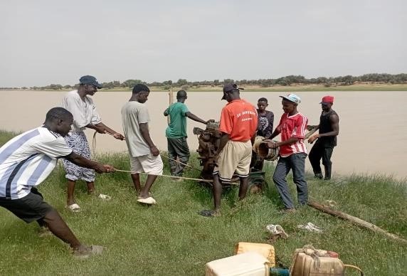 <p>
Les jeunes de Loboudou s'organisent pour toute action d'assistance dont le besoin se ferait sentir à travers et autour de leur village.</p>